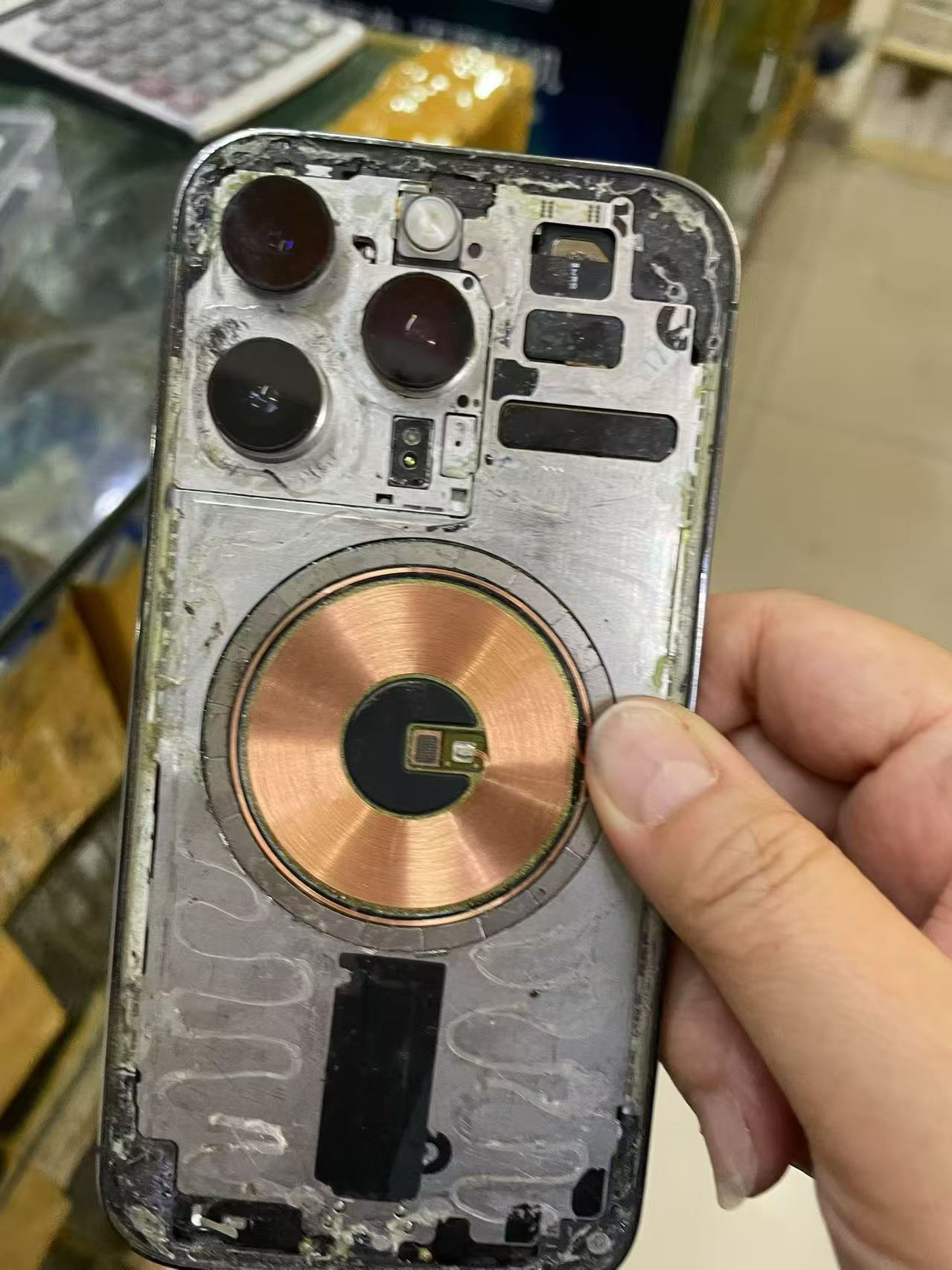昆明手机维修门店接机登记与检测场景配图