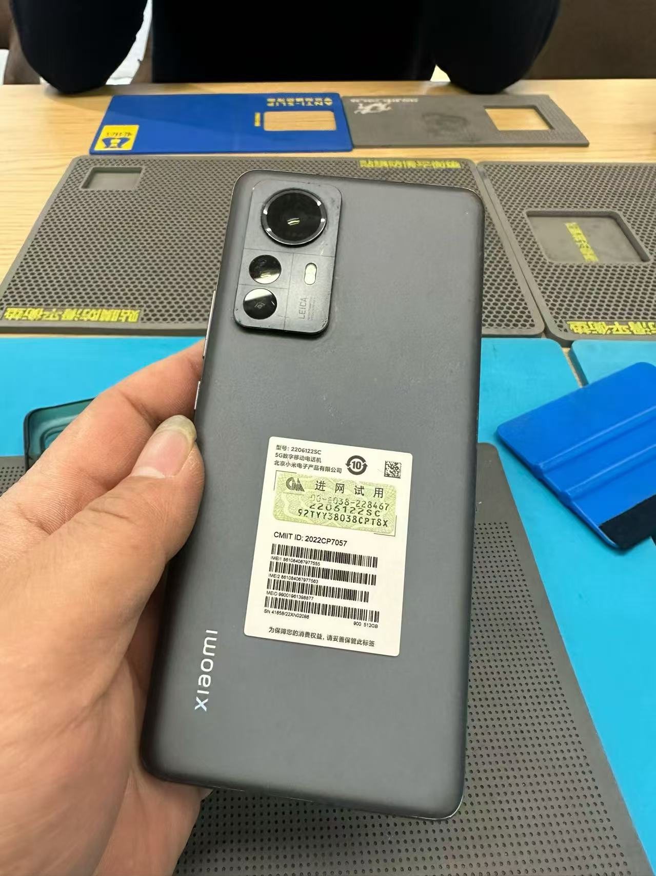 昆明手机后盖碎裂到店更换参考图片